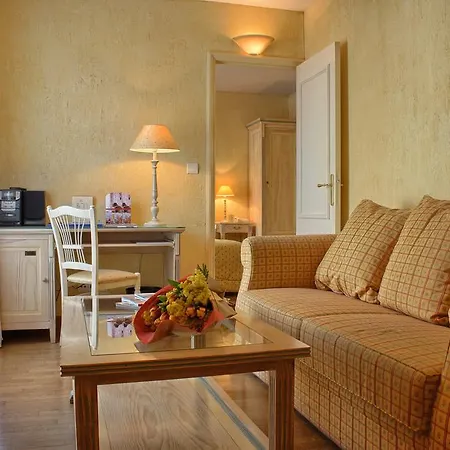 阿勒山迪亚别墅酒店 4*