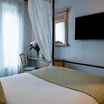 アレッサンドラ 4* パリ