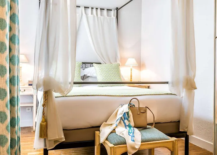 ホテル アレッサンドラ パリ